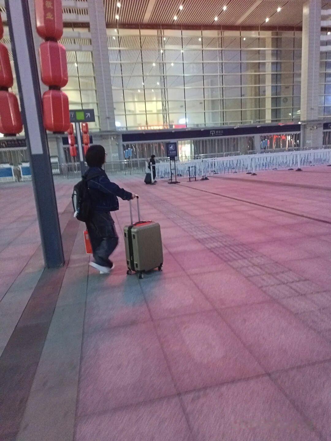 本人亲戚的女儿，放弃了38000学费民办本科。今天早上出门踏上去打工的历程。我只