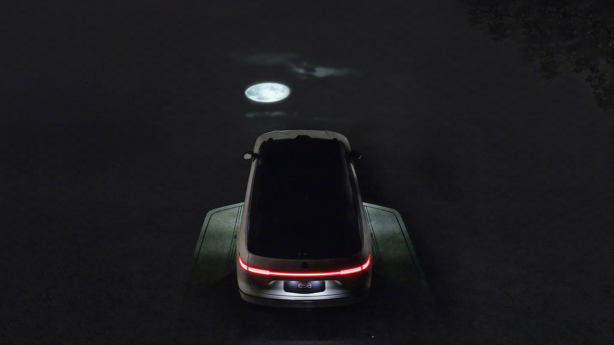 路上生明月的浪漫谁懂啊中秋佳节，蔚来为全新ES8车主送上了一份特别的