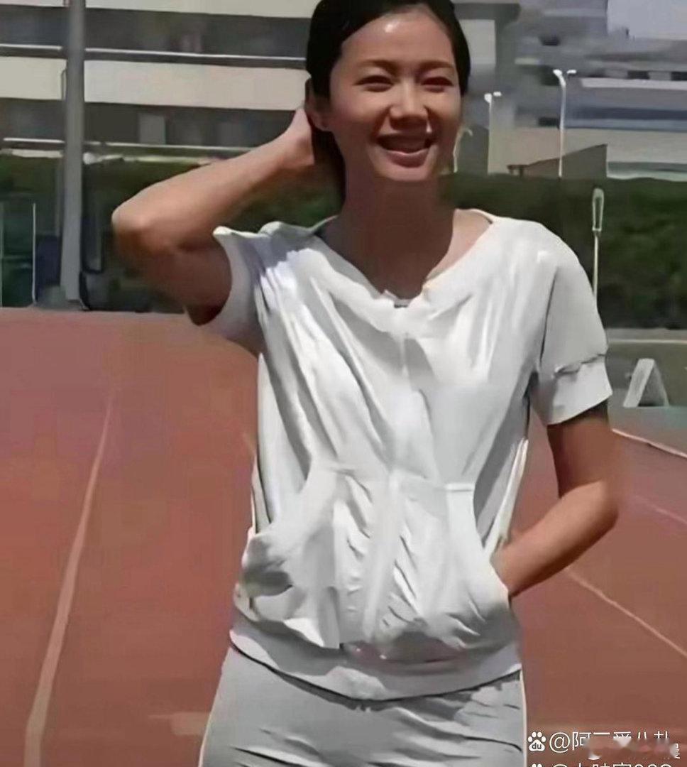 高中时期的徐静蕾虽不算惊艳长相，但浑身灵动鲜活，青涩气质格外抓人目光。
