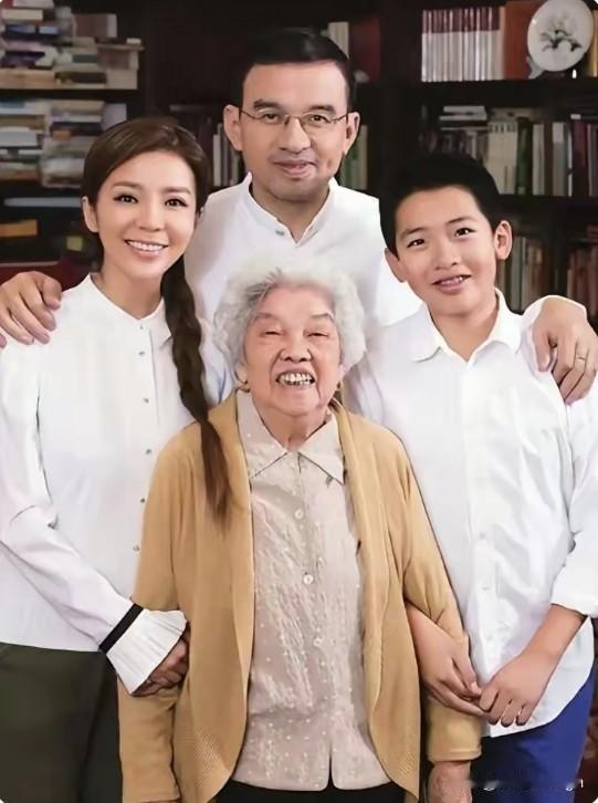 朱迅一家四口的照片看着真暖。三代同框，婆婆看着特别慈祥，王志稳重又踏实，朱迅