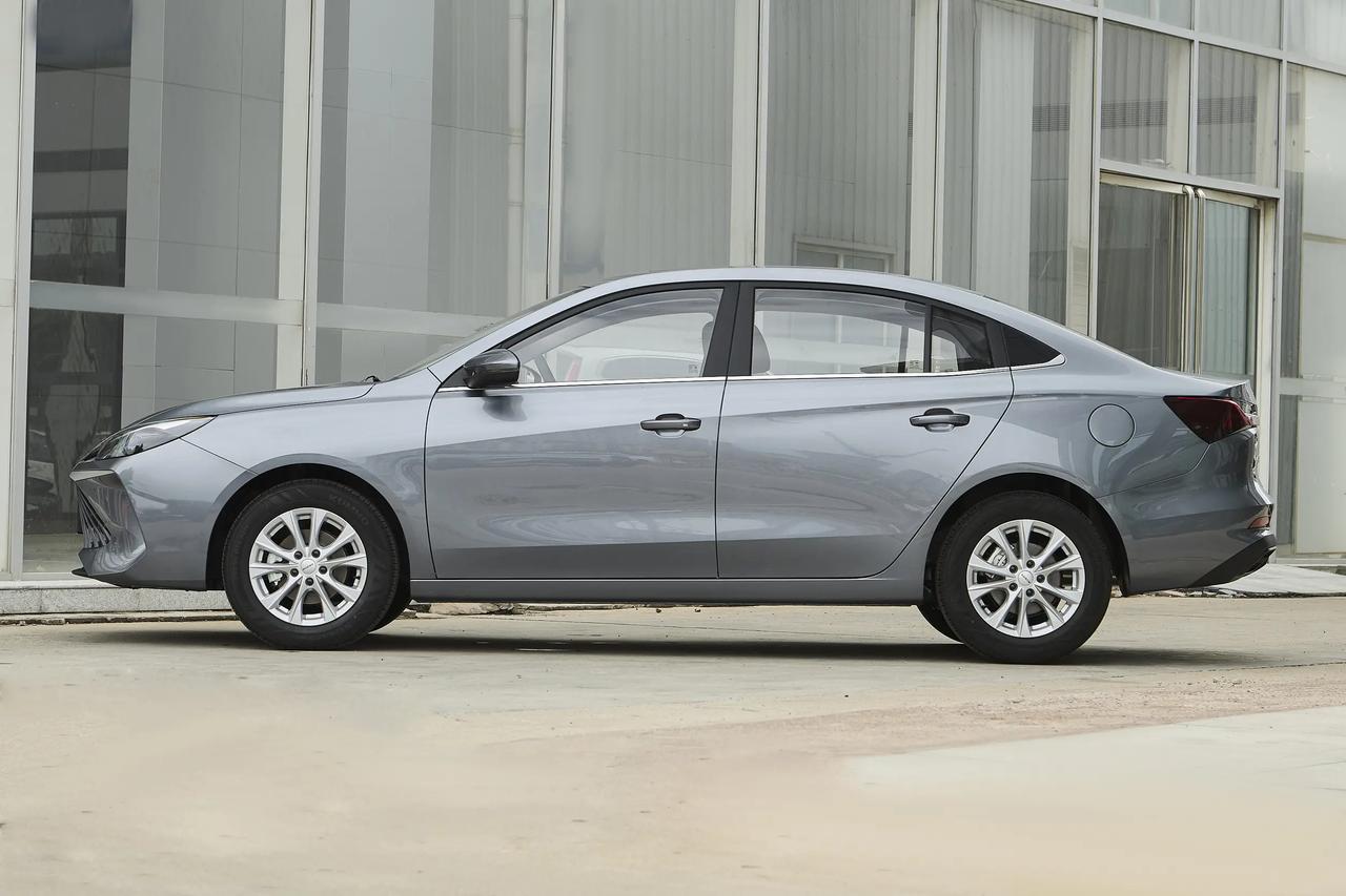 5-6万买荣威i5，说实话真挺香的。这车是正儿八经的紧凑级轿车，空间绝对够用，比