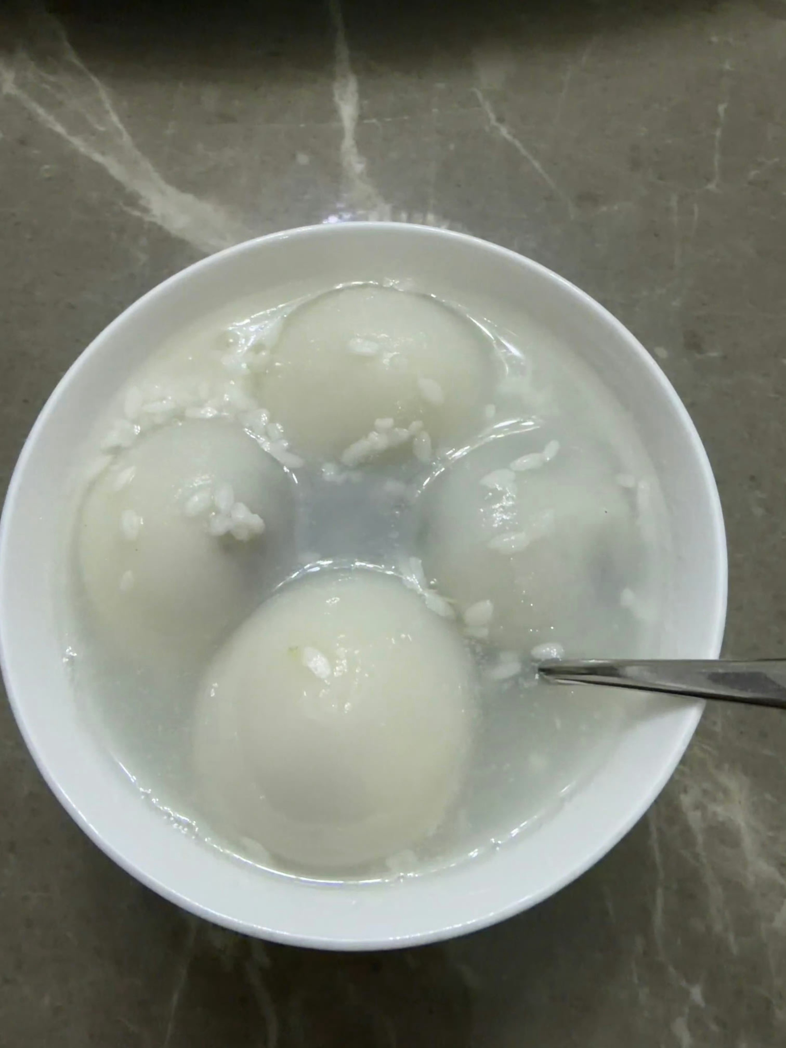 晒出外公亲手包的汤圆，白瓷碗里浮着几颗圆润饱满的汤圆，热气氤氲间尽是家的味道，这