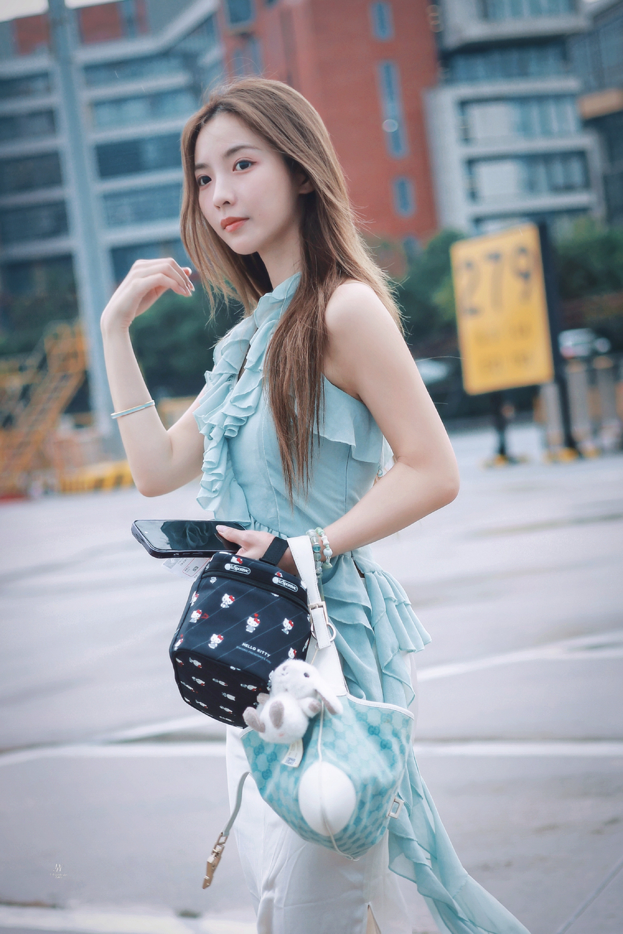 SNH48-许杨玉琢街拍，穿淡蓝裙子的小姐姐好柔美。许杨玉琢