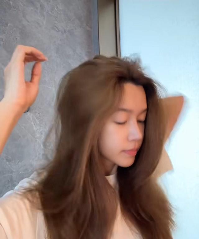 现年40岁的傅嘉莉(Kelly)入行多年演过无数剧集，今年在无线万千星辉颁奖礼
