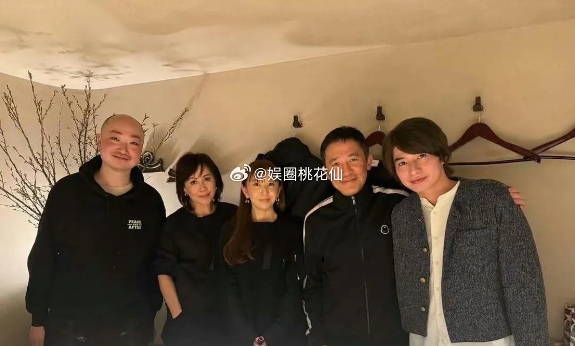 3月11日刘嘉玲晒出和好友聚餐的照片，寿司、烤串、帝王蟹全都安排上，这生活也太惬