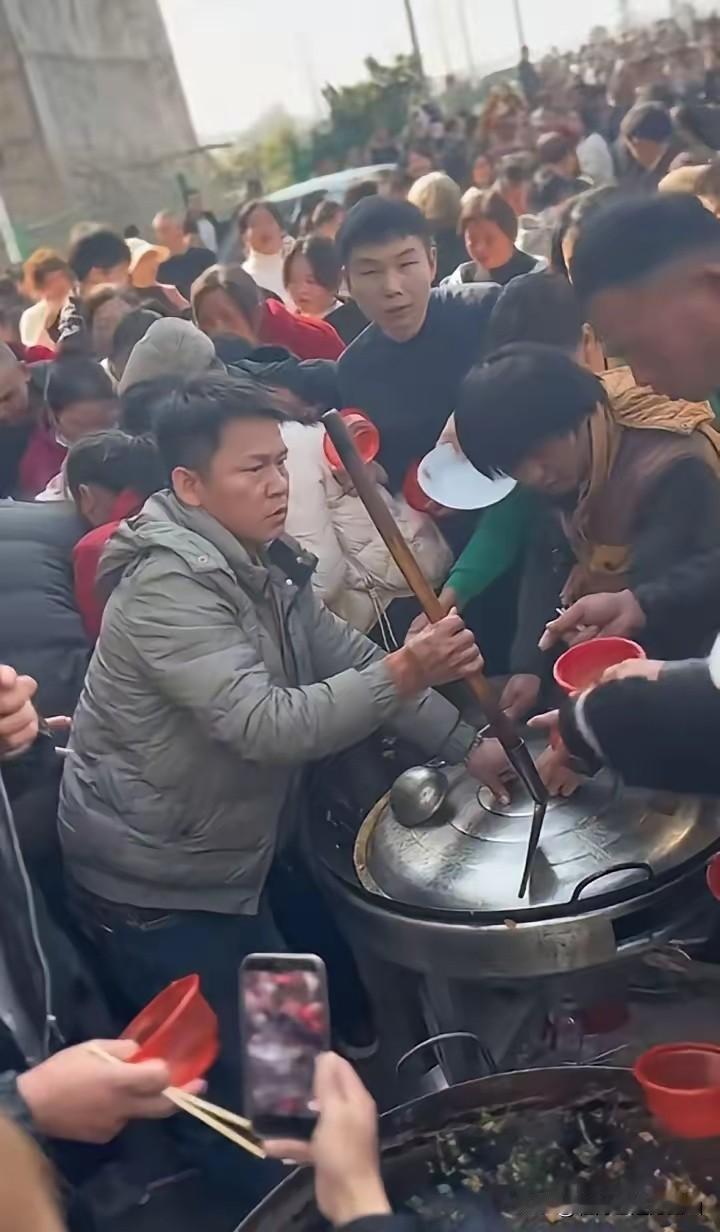 江西丰城4万人的刨猪汤宴搞砸了，卧龙哥道歉了，全网都在学呆呆办刨猪汤宴，最尴尬的