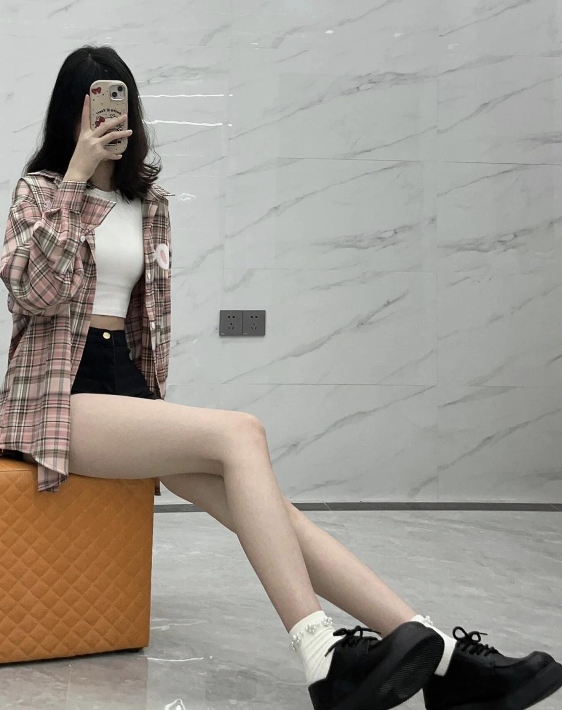 复古风穿搭，格子衬衫+白色上衣，搭配黑色短裤和黑色皮鞋，时尚又舒适。