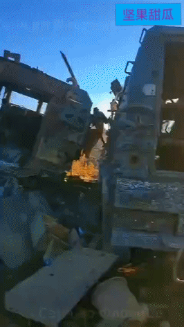 红军村方向，俄军突击队拍摄一段装甲坟场，大批乌军的坦克装甲车在路边休息，等待着牵