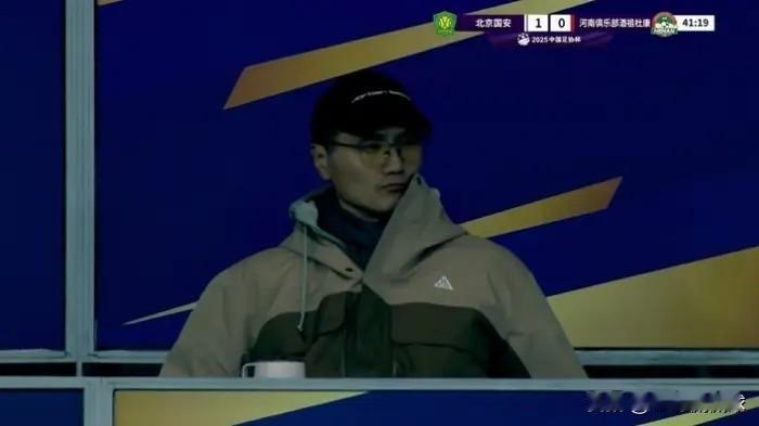 中国男足新任主帅邵佳一真是尽职尽责！在今天进行的北京国安和河南队的足协杯决赛中，