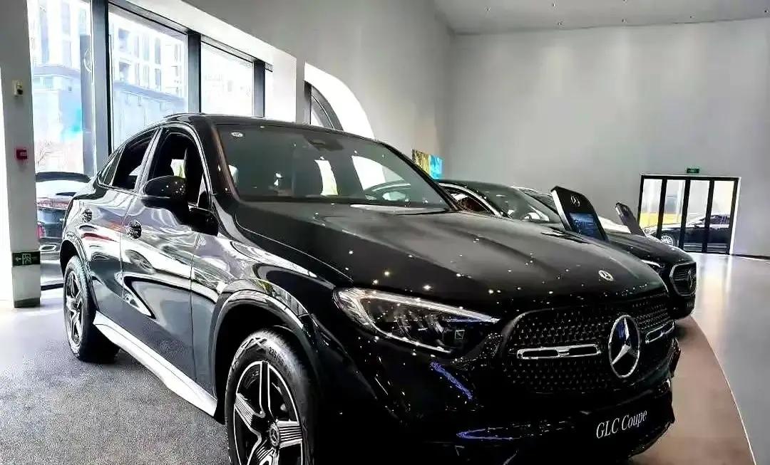 奔驰突然官宣全系官降，最高直接砍了13万。奔驰官网凌晨更新，C级、E级、GL