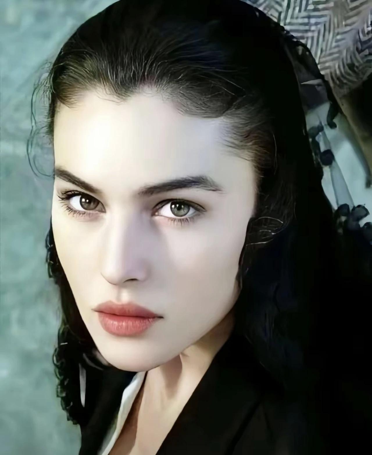 地球上怎么有如此美丽的女人？
