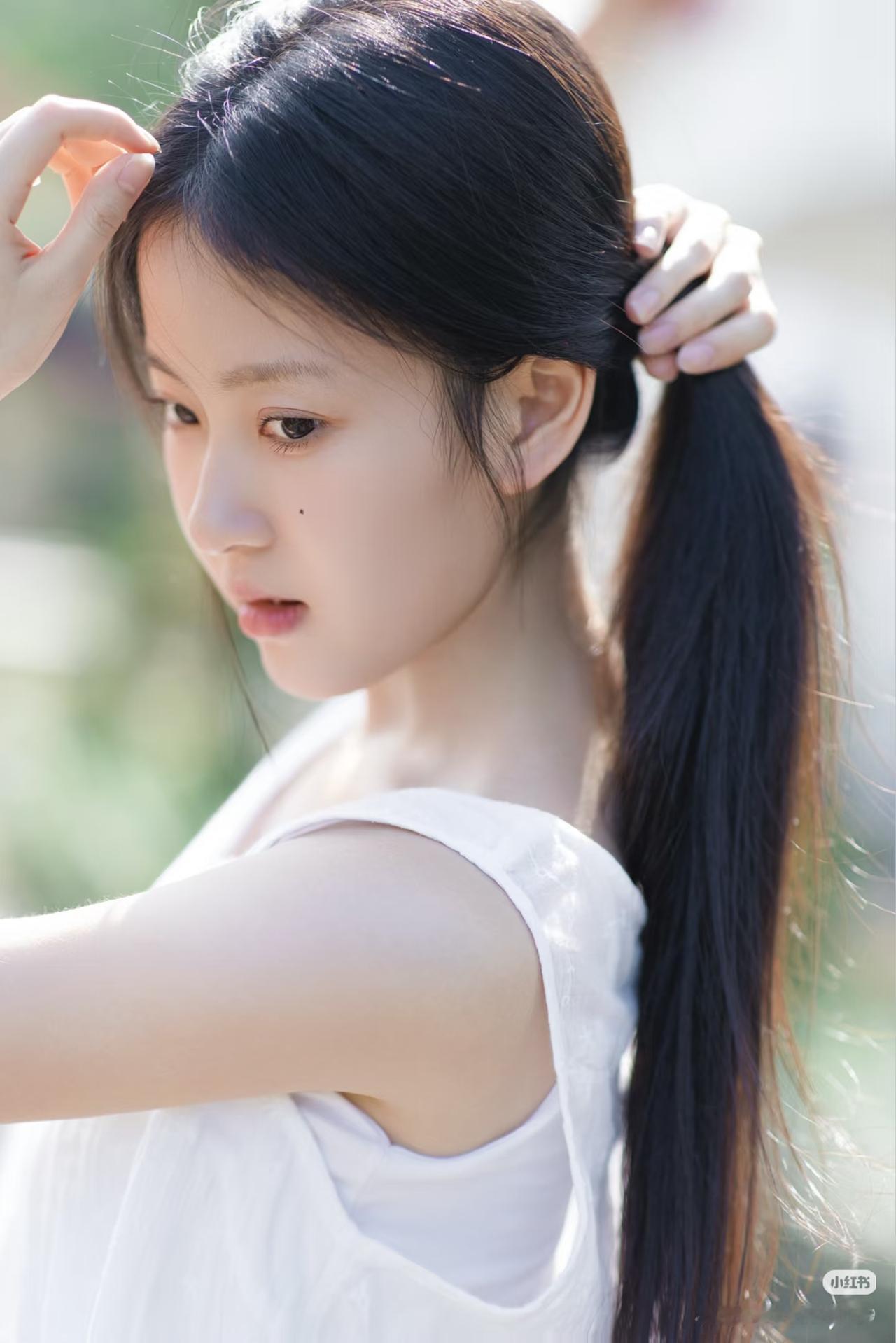 阳光下的少女，扎着马尾辫，微笑如春风