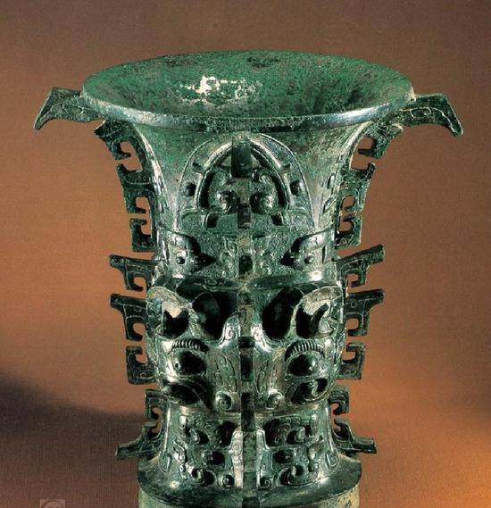 1975年，一顶铜樽正要被送往日本展览，装箱前，专家马承源出于热爱，伸手在内部摸