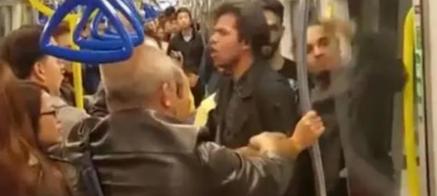 香港地铁，三名满身酒气的印度男子在车厢内公然调戏一名19岁的中国女孩，不仅满嘴污