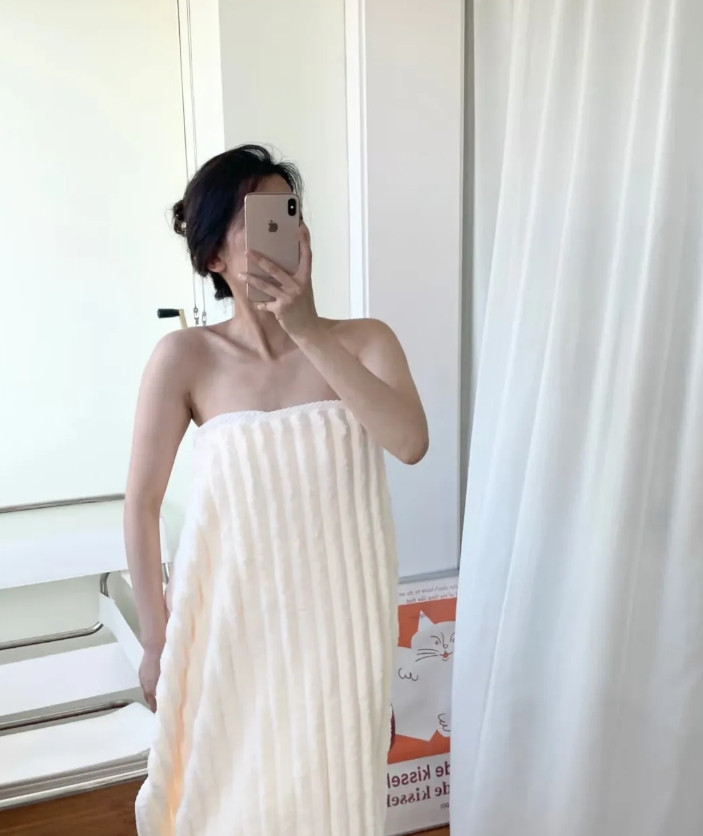 晚上洗了澡，我开玩笑跟老公说，我还忘不了我的前男友，万万没想到老公看我，然后大笑