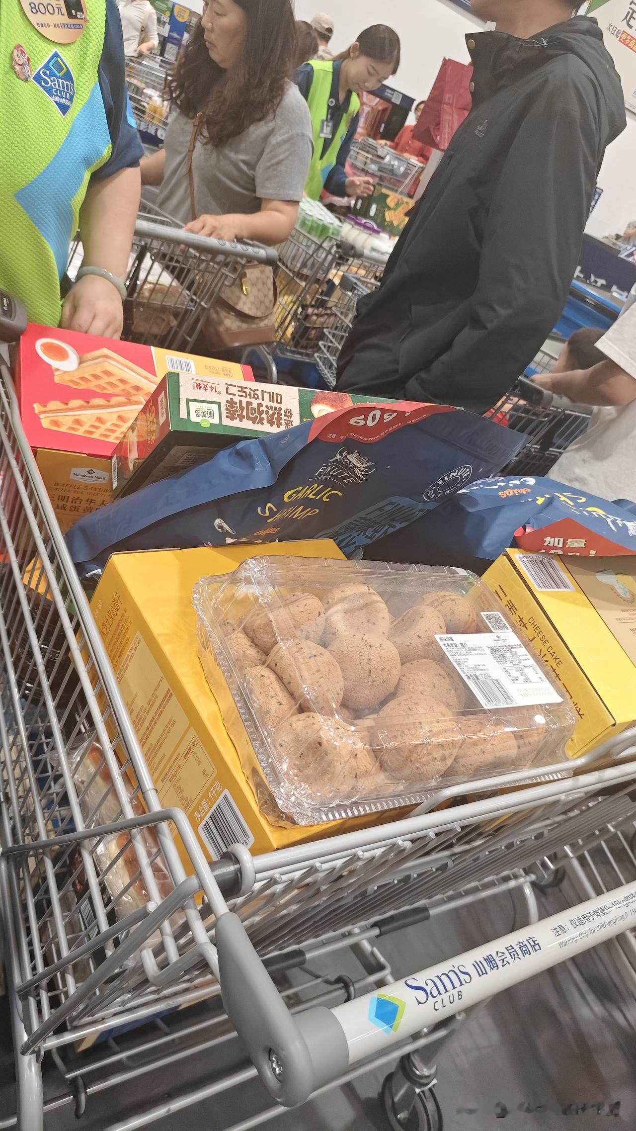 逛一趟青岛山姆，彻底认清自己适合什么样的购物环境。店内到处挤满顾客，身处人群