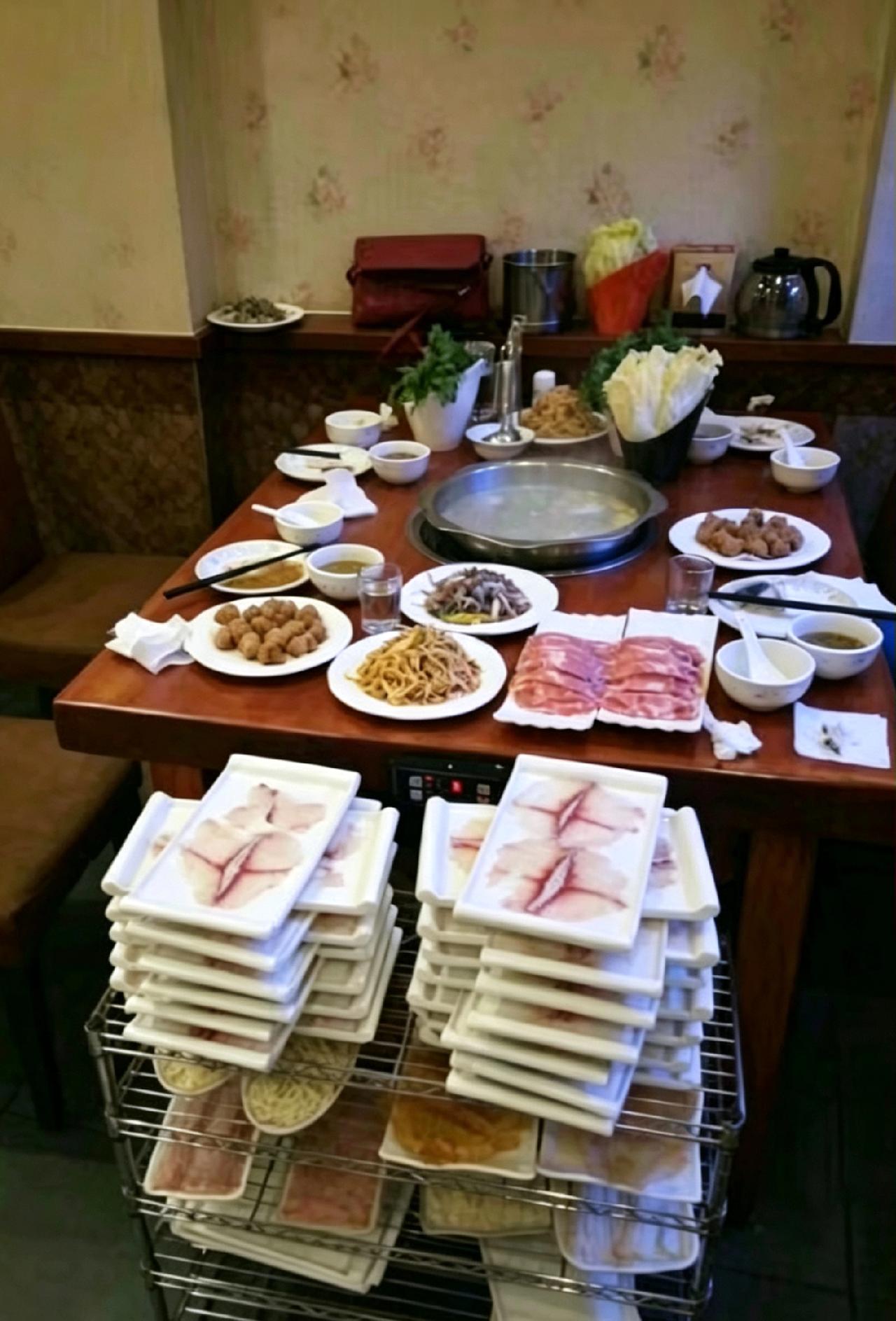 这满满一桌火锅是我的最爱，鱼片码得整整齐齐，看着就馋人。食材新鲜又丰盛，烟火气拉