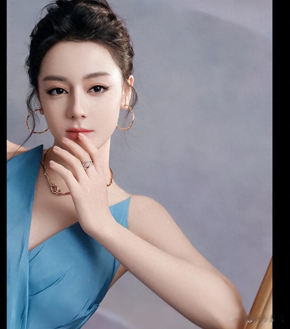 迪丽热巴又穿蓝裙子了，这次在南京，宝蓝色，挂脖V领，高开叉，裙摆蓬得像刚吹完气。