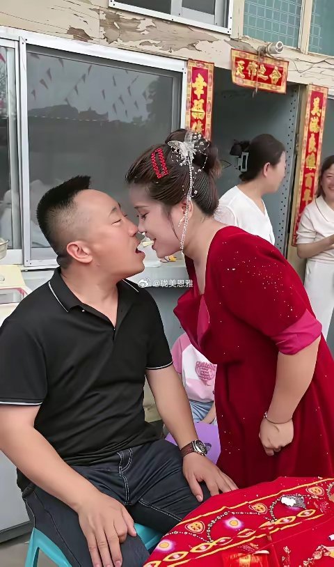 我以为是新郎新娘，结果是公公和新娘？