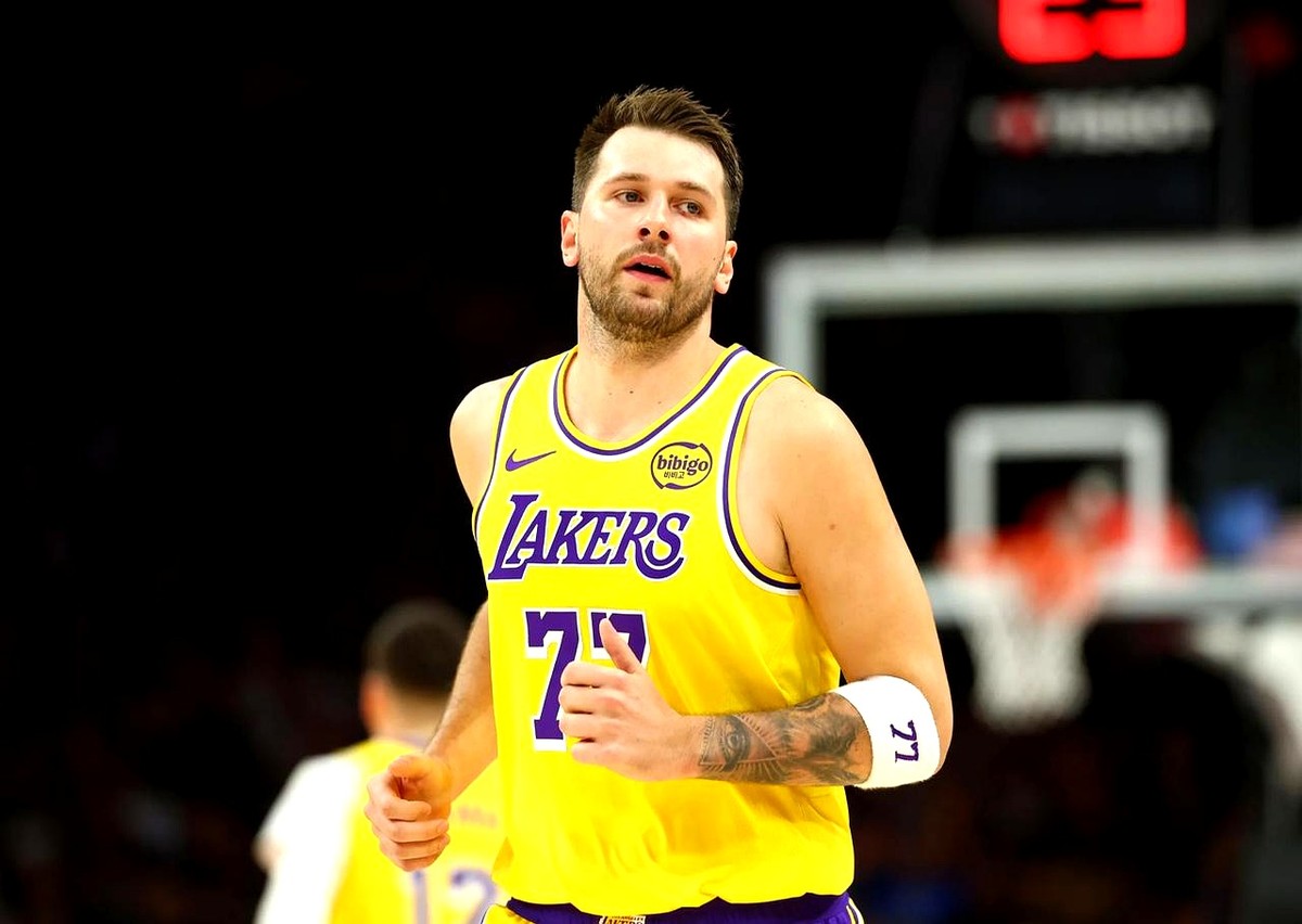 27岁的东契奇如果在湖人待得不痛快，外面有的是球队排队等。ESPN记者麦克马洪刚透了点风声，联盟好几