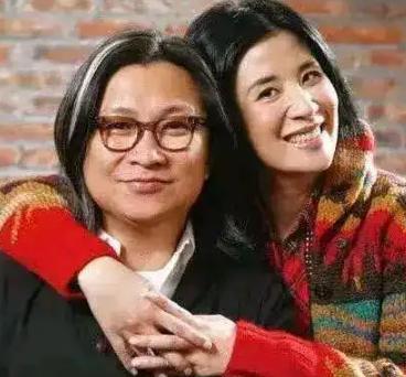 2005年，40岁的吴君如刚怀孕，媒体恭喜陈可辛要当爸爸了。他却冷冰冰甩出一句：