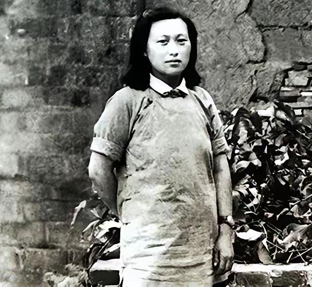 红25军准备长征时，军政治部做了一个决定：把七名女护士留下来，每人发8块银元，让