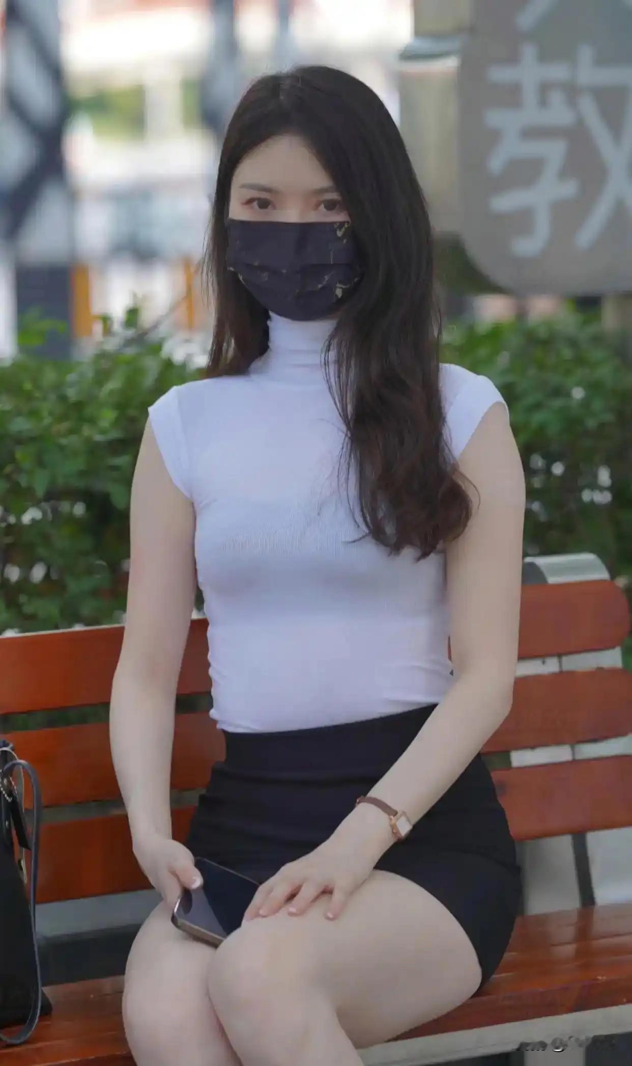 都市时尚女孩，白色上衣与黑色短裙的完美搭配，轻松出行！👗💃🏻