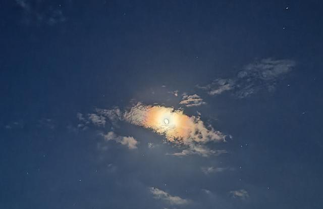 很多摄影新手都拍不好月亮、星空和夜景人像，真正的问题可能是不会控制光线夜晚拍