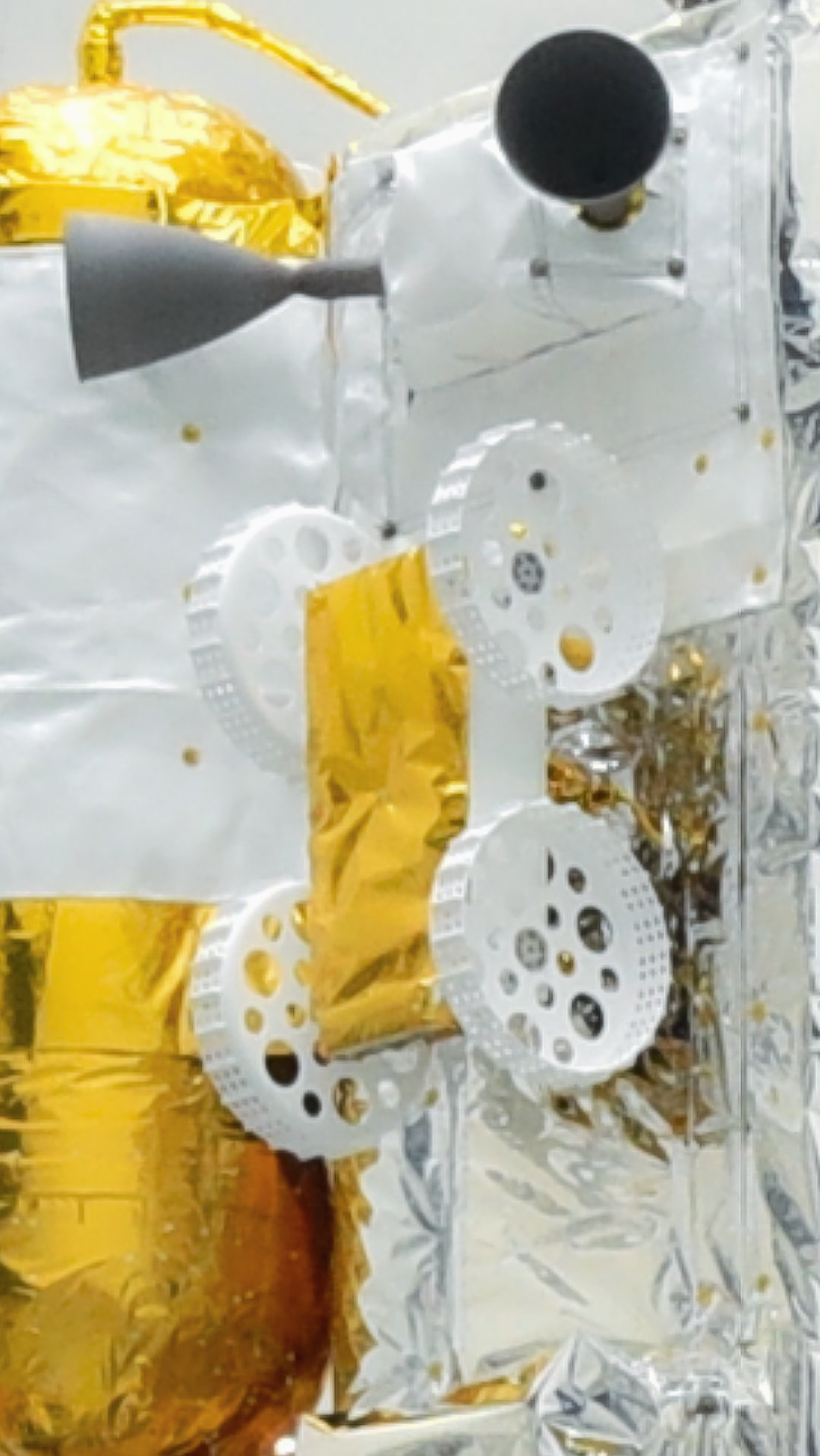 嫦娥六号任务”金蟾”月球小车发射前状态和落到月面后的状态，原计划是向下翻90°