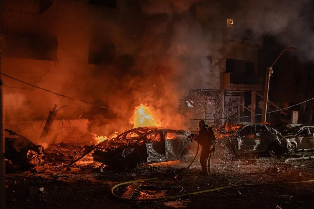 以色列的卖惨报道，展示特拉维夫等地居民区被伊朗导弹袭击后的场景！只能说，这和加沙