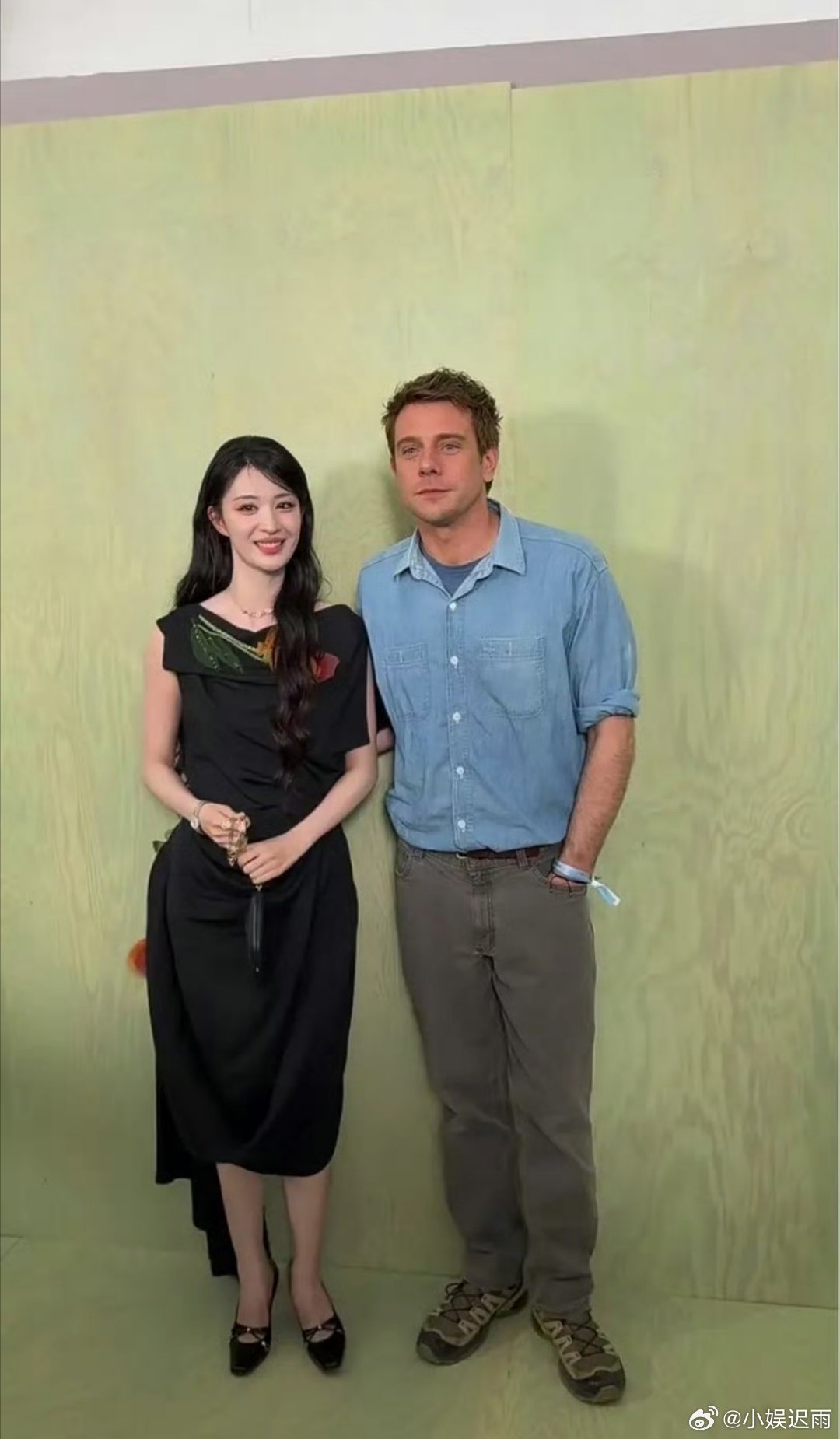 dior女帝王楚然在后台和设计师全英文交流网友吐槽说不光土还献媚