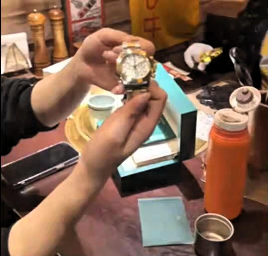 天塌了！陕西西安，女子得了癌症，为治病，把一块名牌手表卖了16.4万，收到钱第二