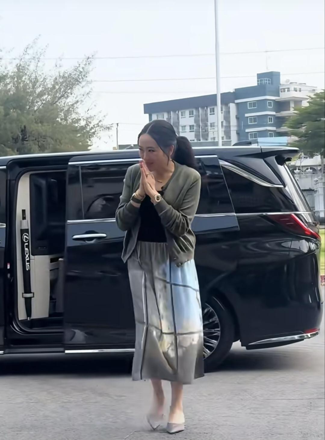 美女佩通坦又来探视父亲了！3月12日，佩通坦携丈夫皮塔卡来狱中看望父亲。佩通坦衣