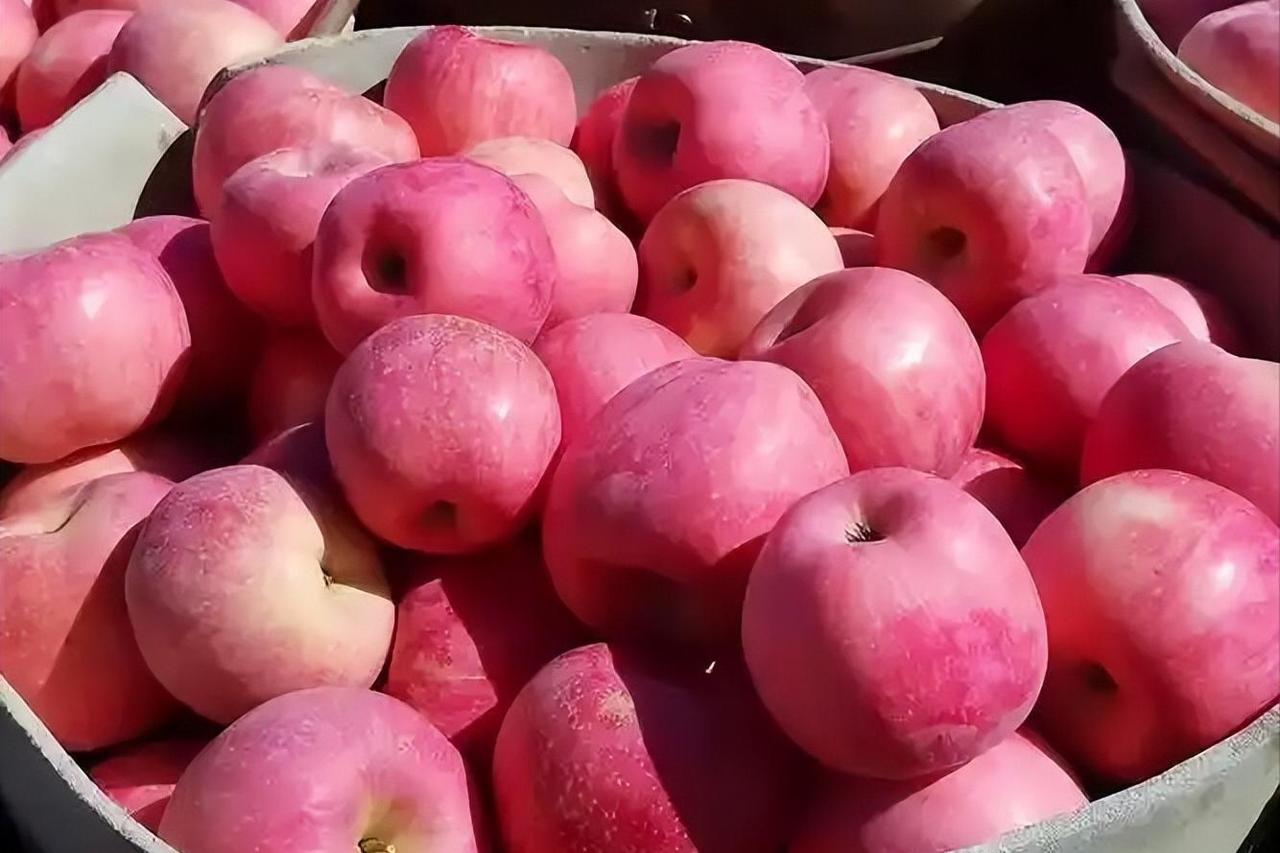 苹果是高血糖的催化剂？医生再次提醒：不想血糖飙升，4物别多吃一提到高血糖，很