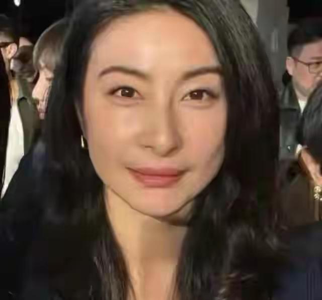一场豪门婚讯，最后是郭晶晶站出来一锤定音。霍启山那边从头到尾一声没吭，霍家长