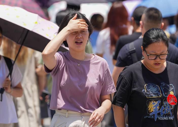 无锡前几天最高气温还在零上32度以上，这两天仿佛断崖似的骤降，最高气温一下子降到
