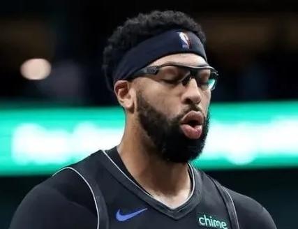 用里夫斯＋克内克特＋克莱贝尔＋文森特以及范德比尔特换回浓眉＋加福德不知道独行侠