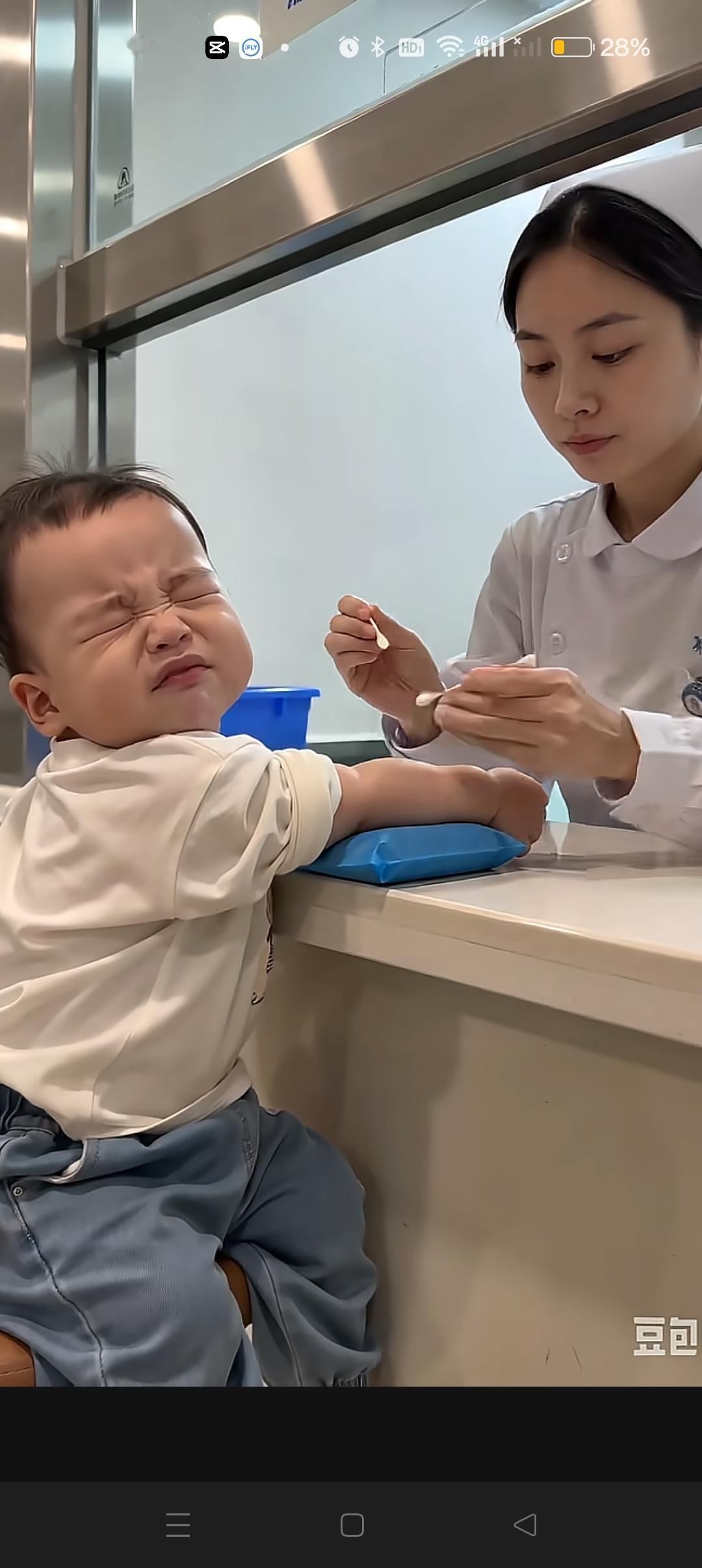 小汪宝打针😍太逗了！阿姨还没扎就开始大叫，他说我要试试你这的隔音好不好