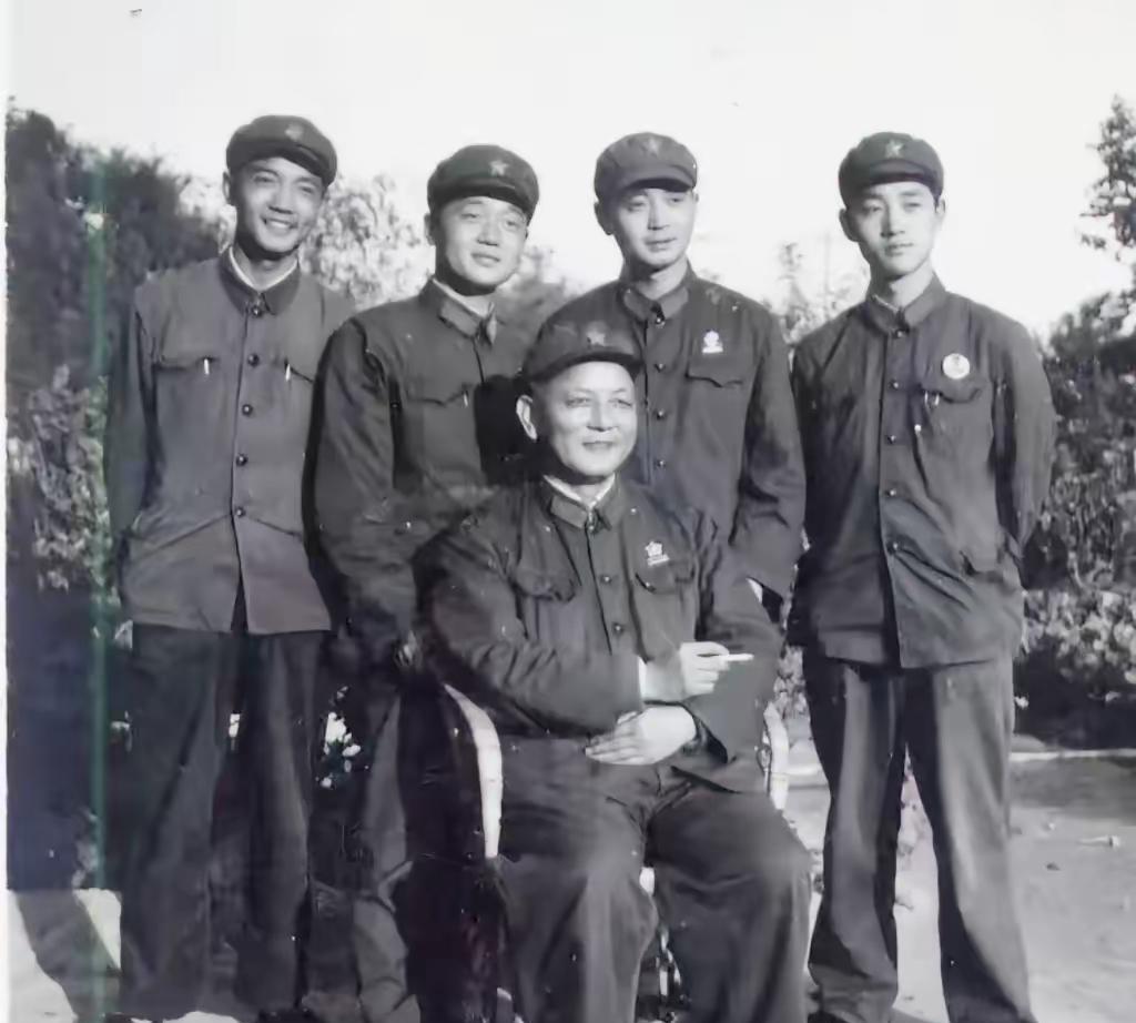 这是1970年在北京，时任北京军区副政委吴岱少将与四个儿子合影照。照片中吴岱少