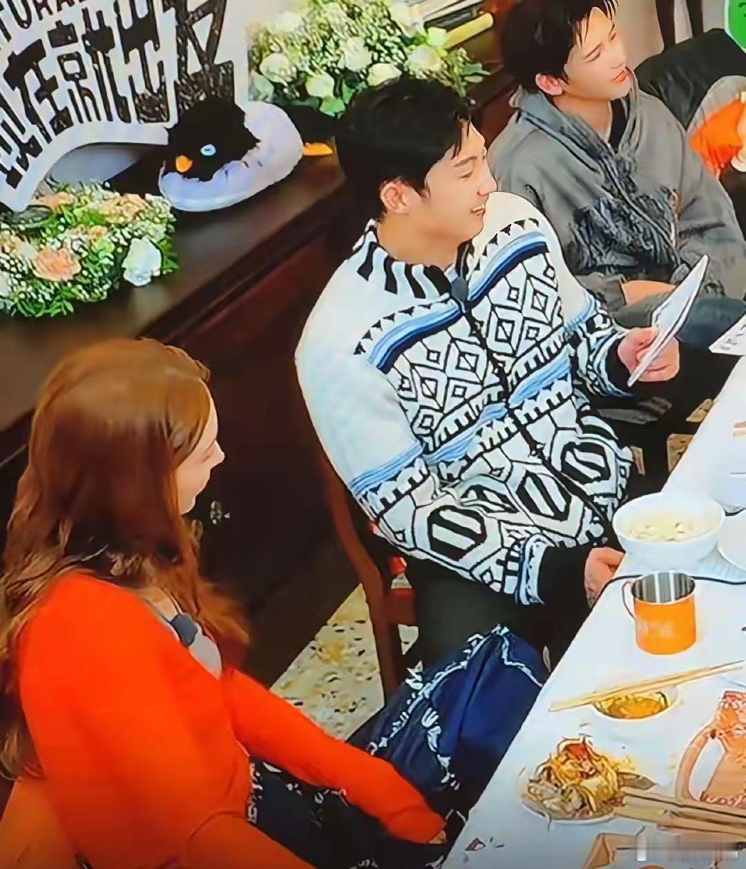 金晨人缘太好了吧老板是杨洋，拍戏一直带着上综艺，累了直接把大腿放在黄景瑜腿上，她