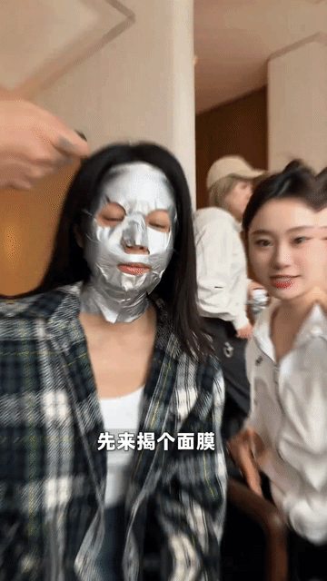 42岁陈妍希的素颜除了脸色暗沉点，其他真没任何毛病，摘下面膜时的大近景能把人看呆