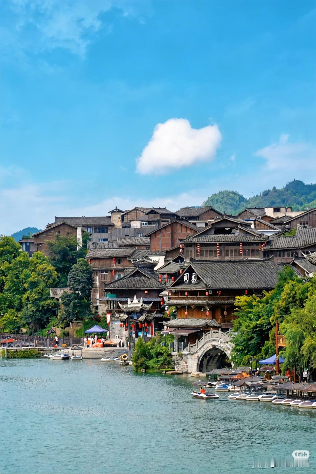 旅游花费因人而异。就拿西安来说，单人自由行五日四晚，不算往返大交通，本地消费主打