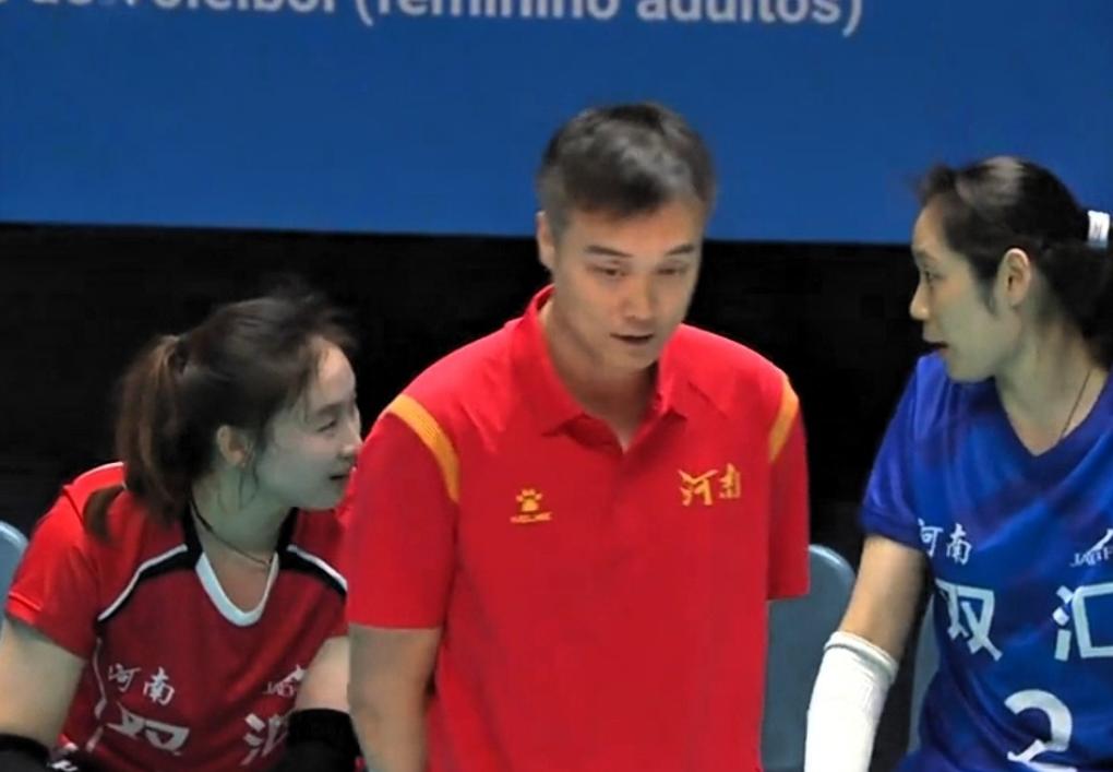 河南对阵澳门这场，朱婷没上场，意料之中。坐在场边，指挥着焦帅；焦帅站在场边，指