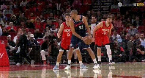 逗——申京这眼神像极了偷鸡贼！哈哈，一直在后面贼头贼脑的瞄着，瞅准时机直接下手