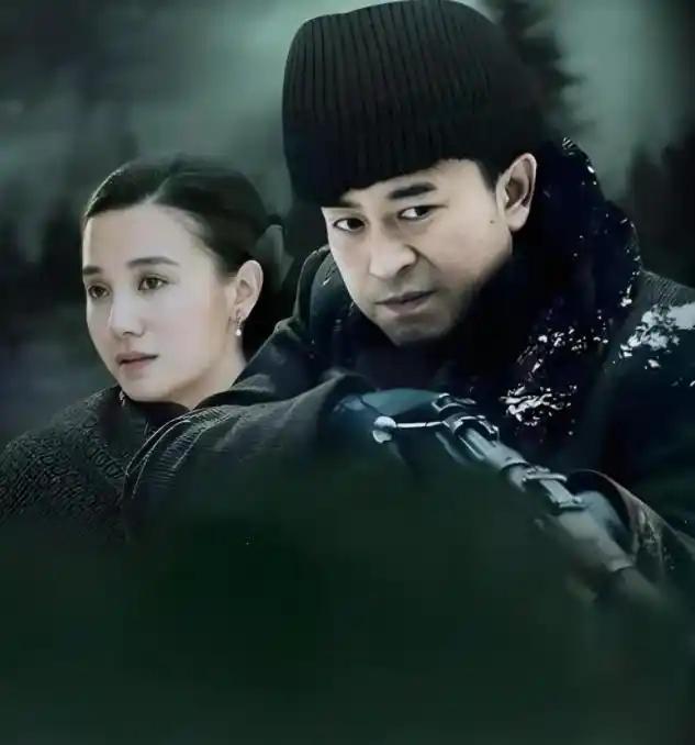 在《悬崖》的谍战棋局里，最让人意难平的就是任长春那通未能拨出的汇报电话，倘若电话