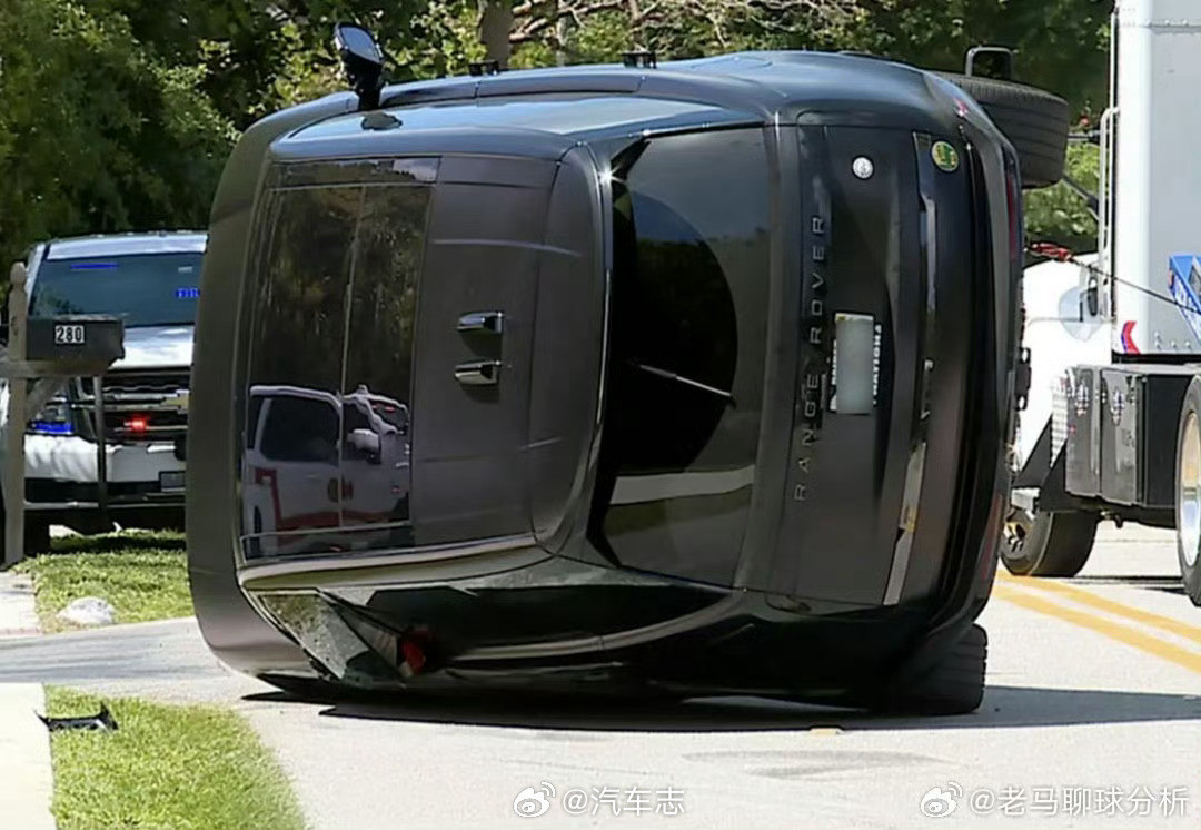 老虎伍兹车祸现场画面又翻车了，这次开得大揽胜。