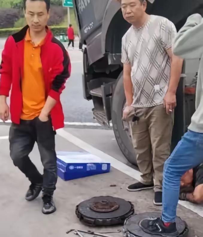 湖南某服务区，一货车司机车子出了点小毛病，想着自己动手能省一笔，刚掏出工具，俩人