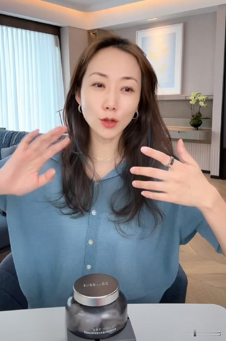 不得不说韩雪保养的真不错，43岁的年纪能有这样的状态和肤色，气质优雅，口才也很好