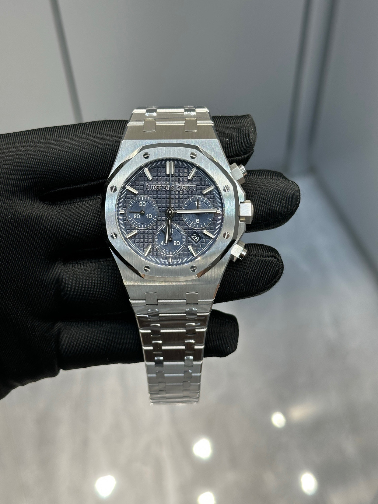 简约经典：爱彼皇家橡树26331在奢华运动腕表的世界里，爱彼的皇家橡树是一个无法绕开的传奇。而型号2