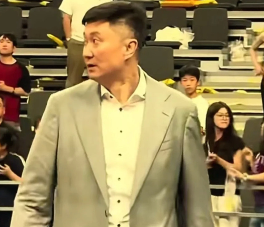 现在看，更确定了杜峰的带队方向是对的。是的，在中国男篮惨败给日本二队后，我们都很